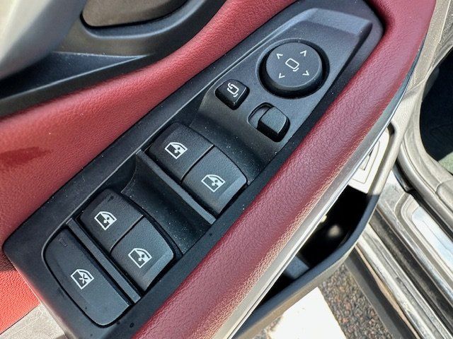 Vehicle image 27 of 40