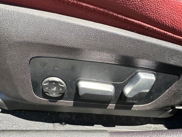 Vehicle image 28 of 40