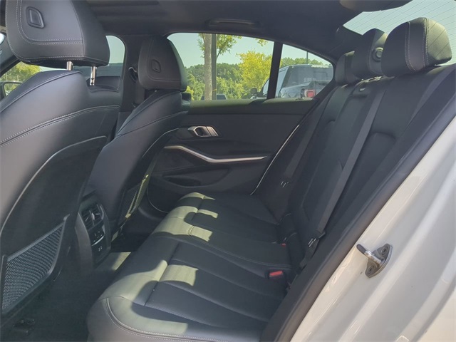 Vehicle image 10 of 31