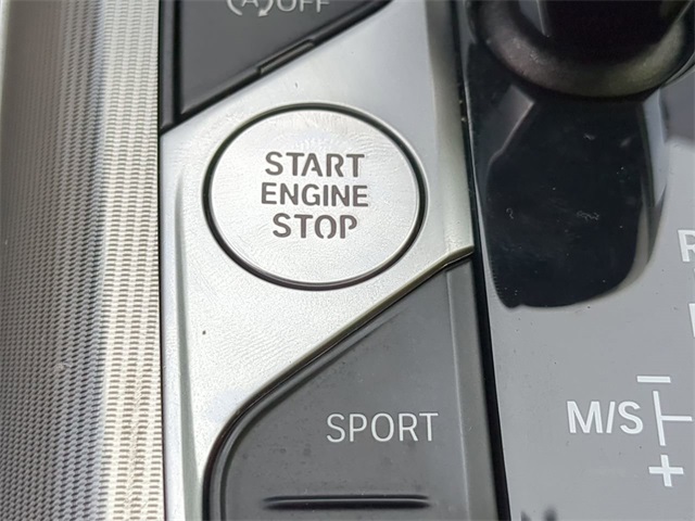 Vehicle image 25 of 31