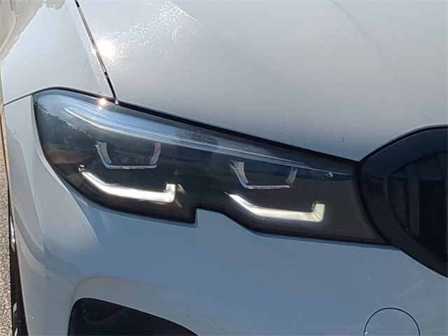 Vehicle image 21 of 31