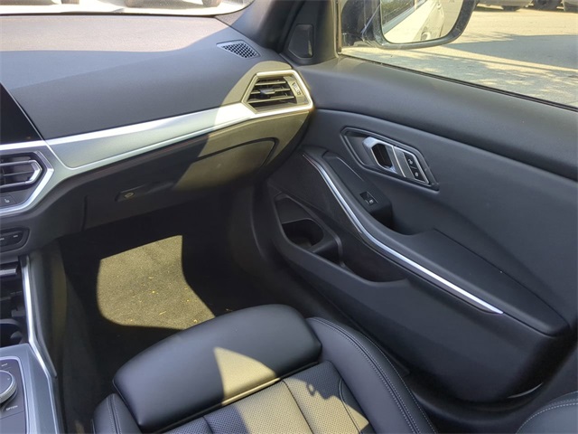 Vehicle image 20 of 31