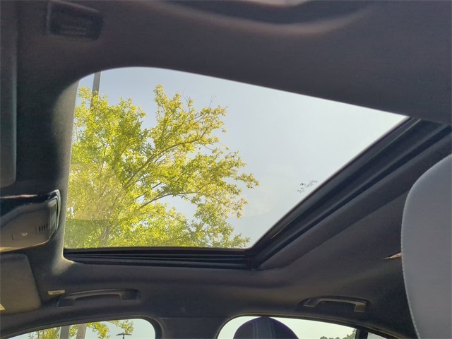 Vehicle image 23 of 31