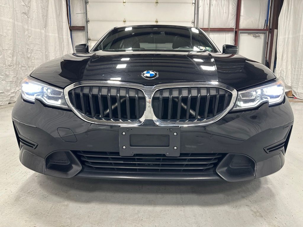 2022 BMW 3 Series 330i xDrive Image 2 of 62