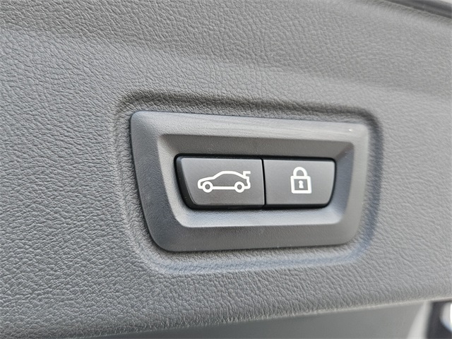 Vehicle image 25 of 30