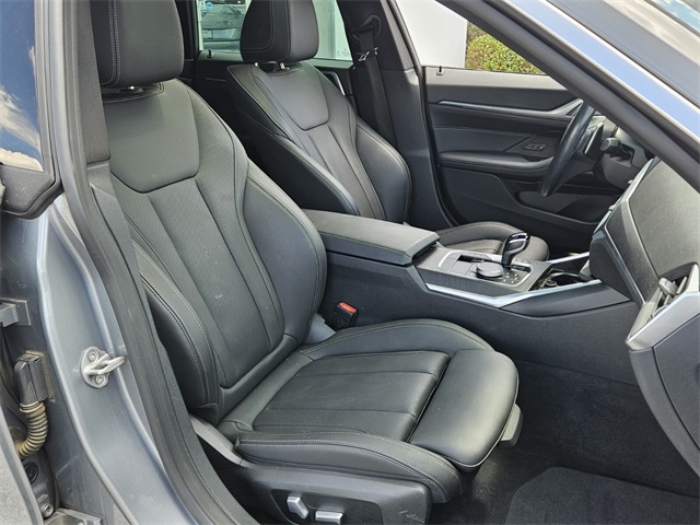 Vehicle image 10 of 30