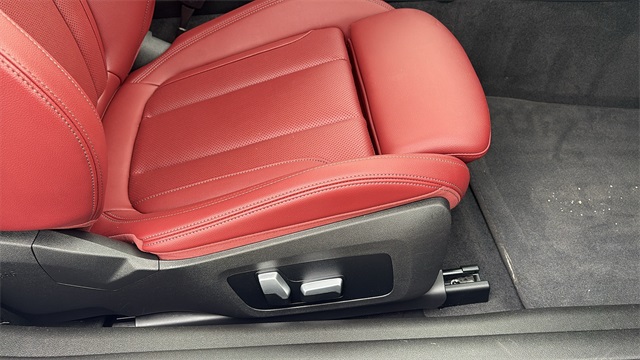 Vehicle image 25 of 28