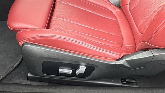 Vehicle image 19 of 28