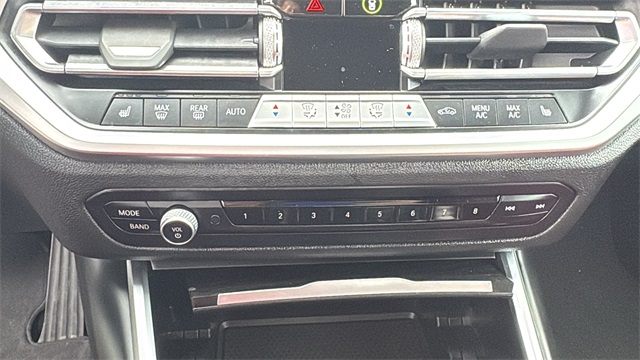 Vehicle image 13 of 28