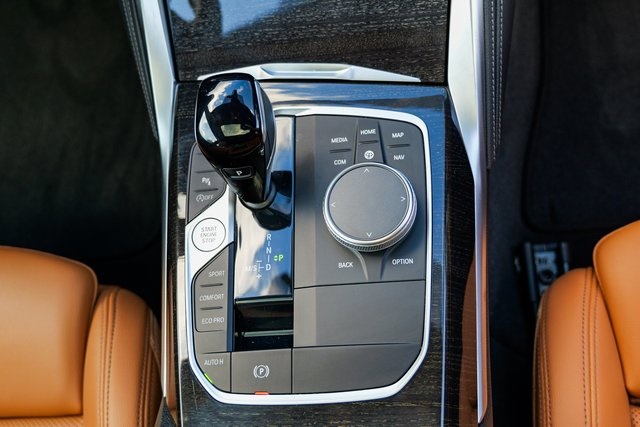 Vehicle image 33 of 49