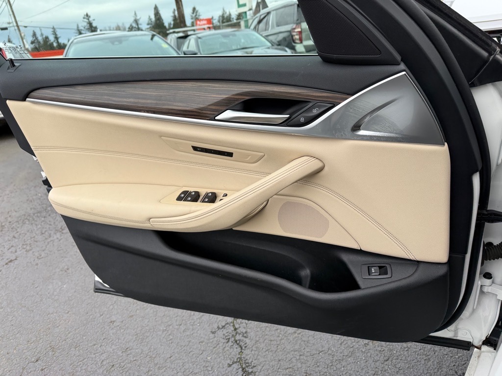 Vehicle image 21 of 28