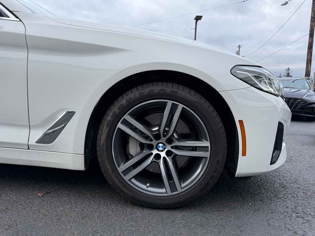 Vehicle image 10 of 28