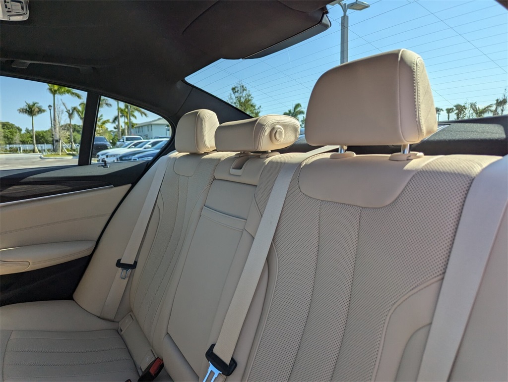 Vehicle image 16 of 30