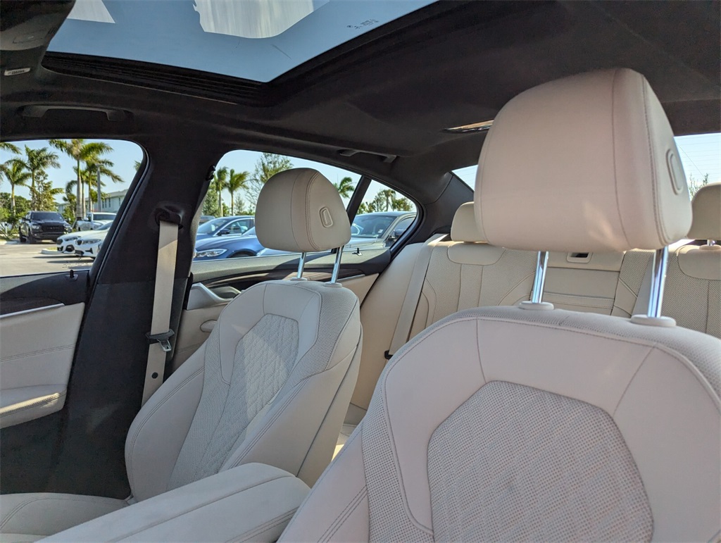 Vehicle image 21 of 30