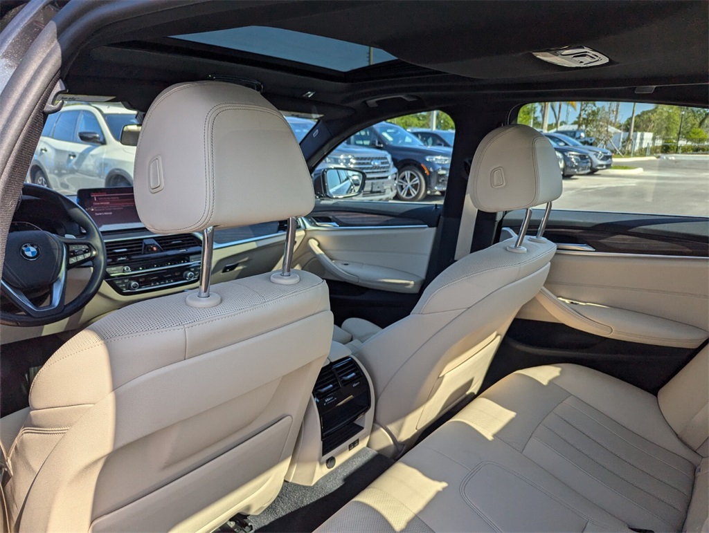 Vehicle image 18 of 30
