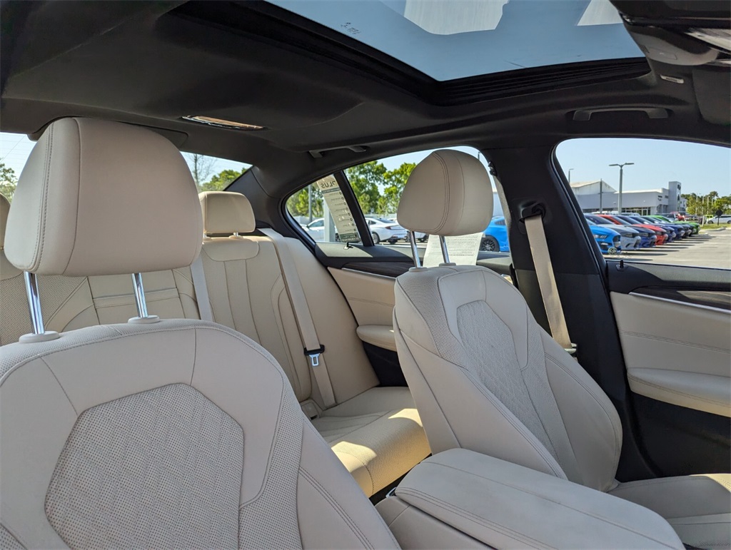 Vehicle image 11 of 30