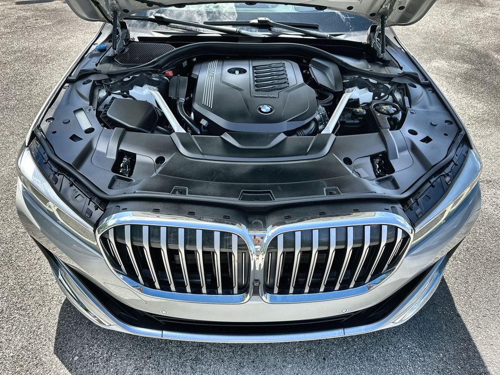 Vehicle image 31 of 36