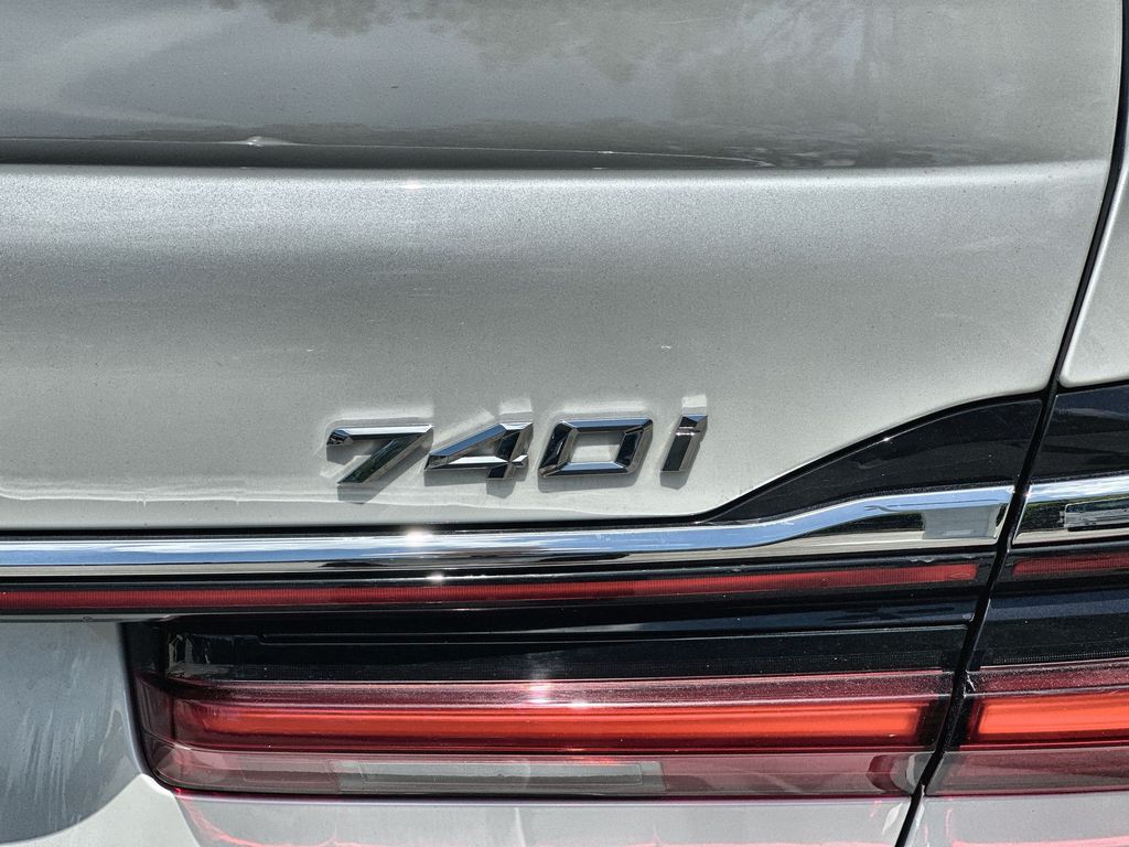 Vehicle image 32 of 36