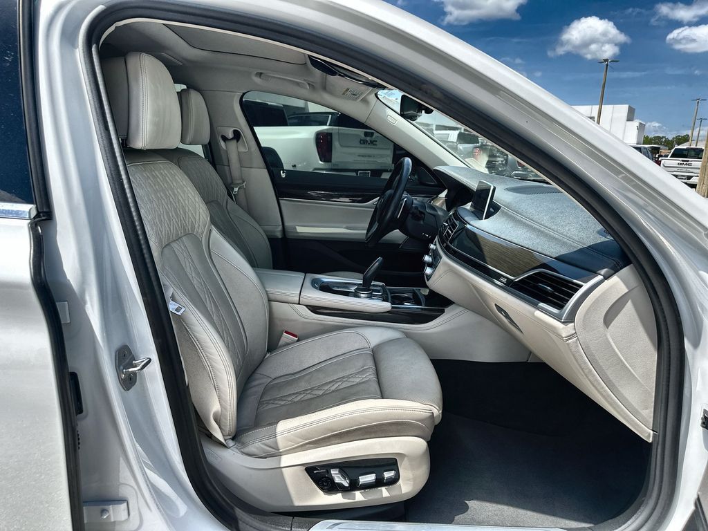 Vehicle image 29 of 36