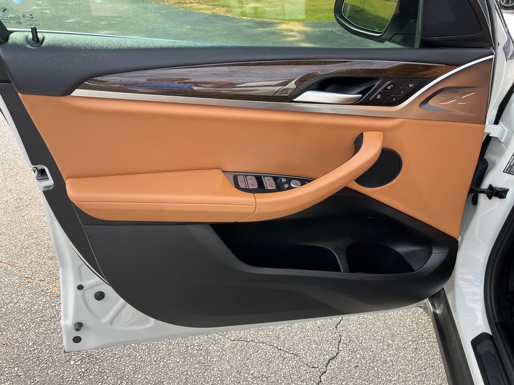 Vehicle image 25 of 35