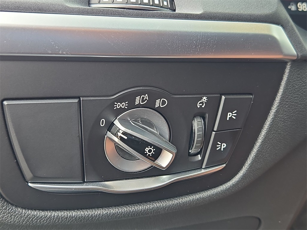Vehicle image 33 of 35