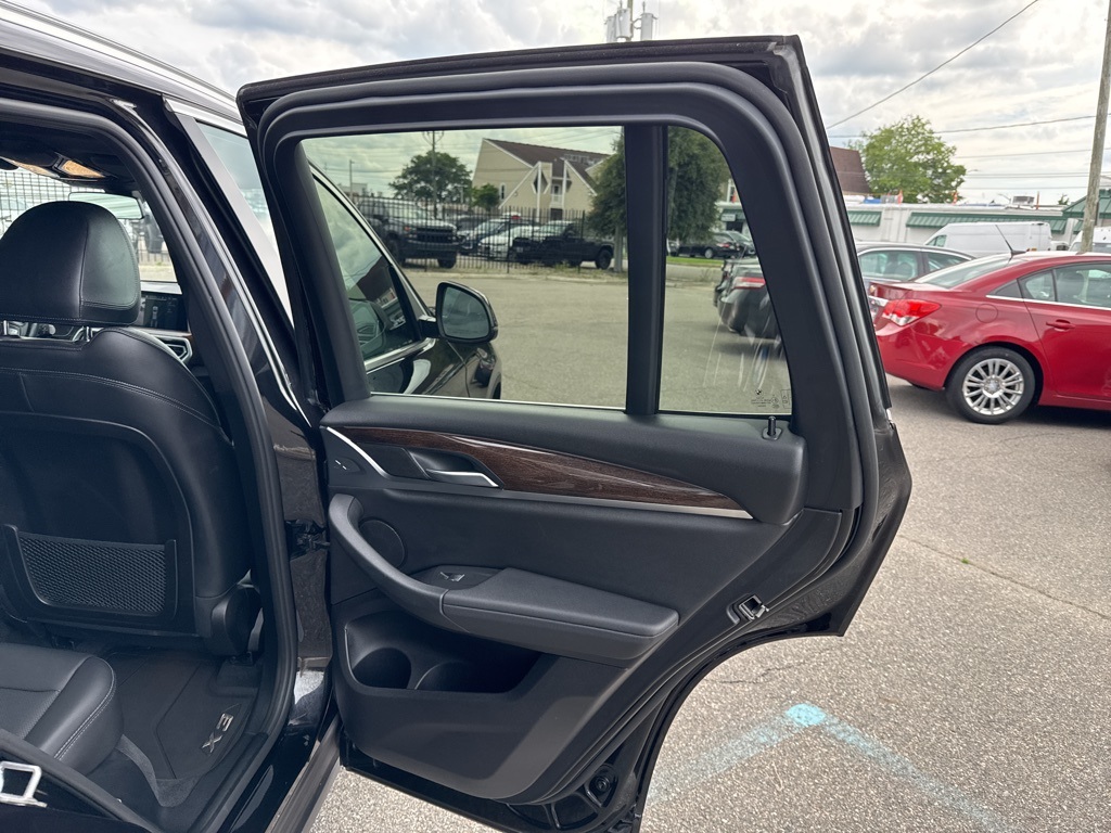 Vehicle image 19 of 28