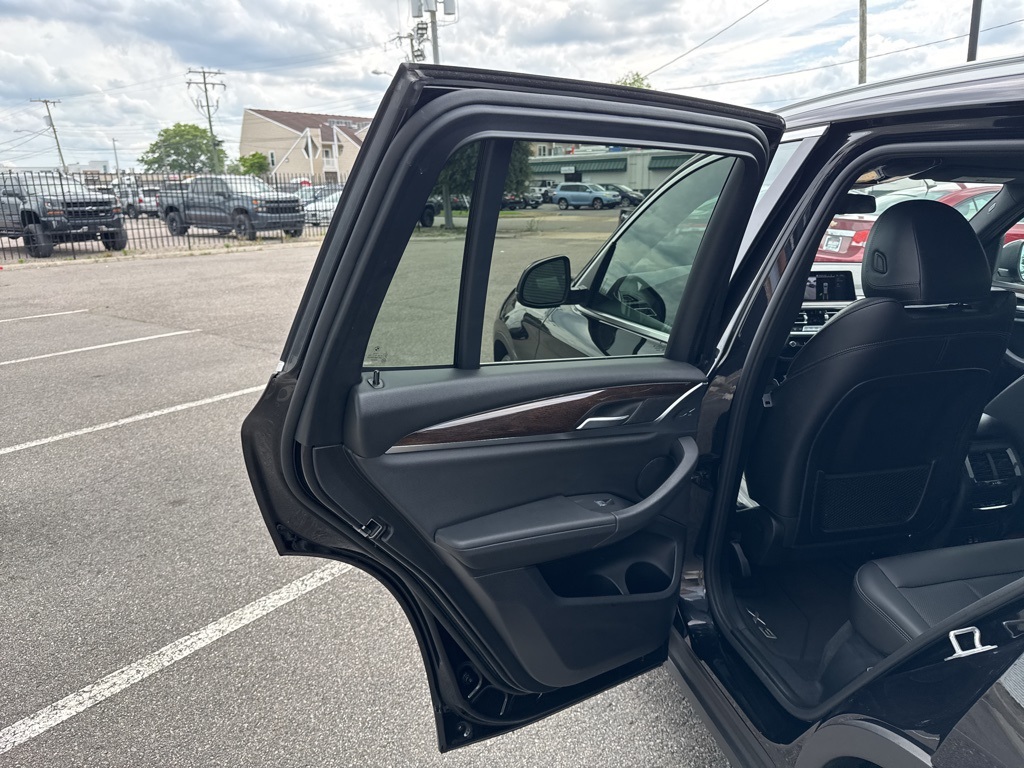 Vehicle image 14 of 28