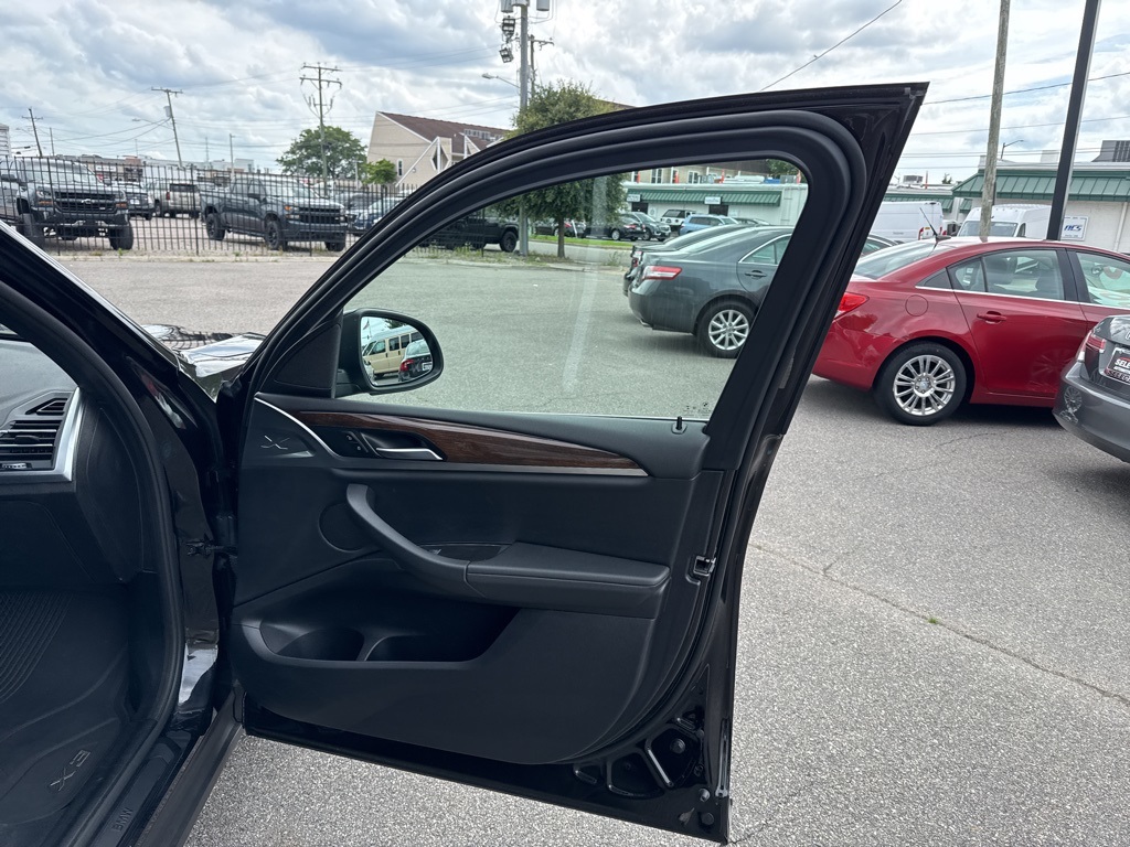 Vehicle image 22 of 28