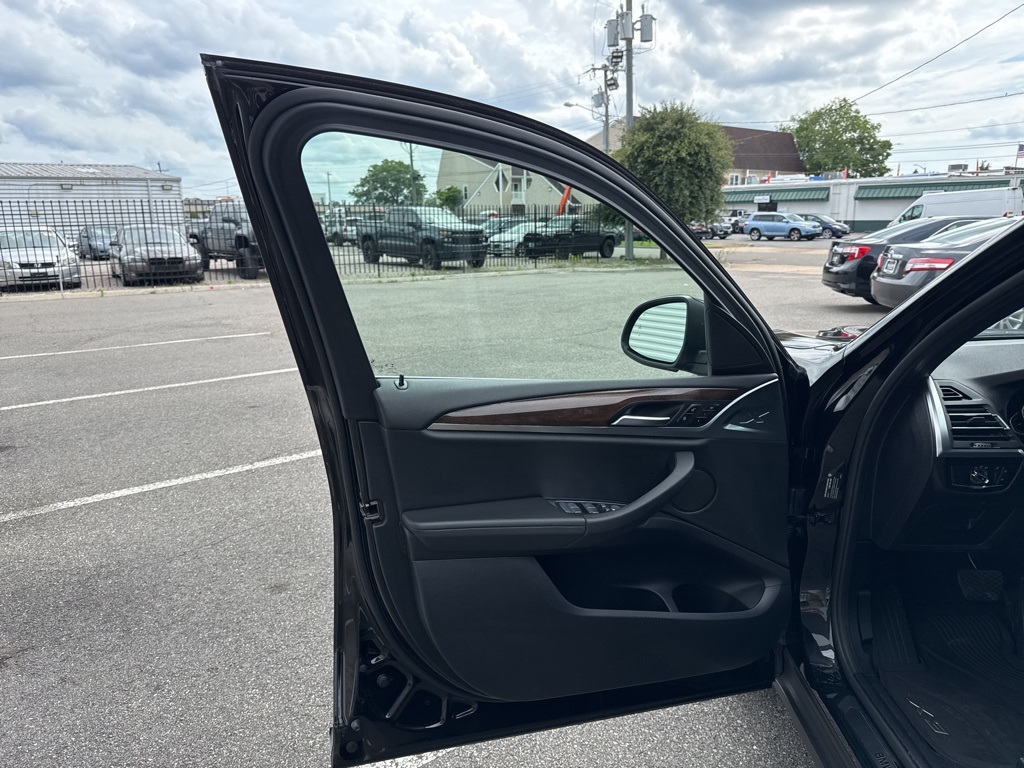 Vehicle image 6 of 28