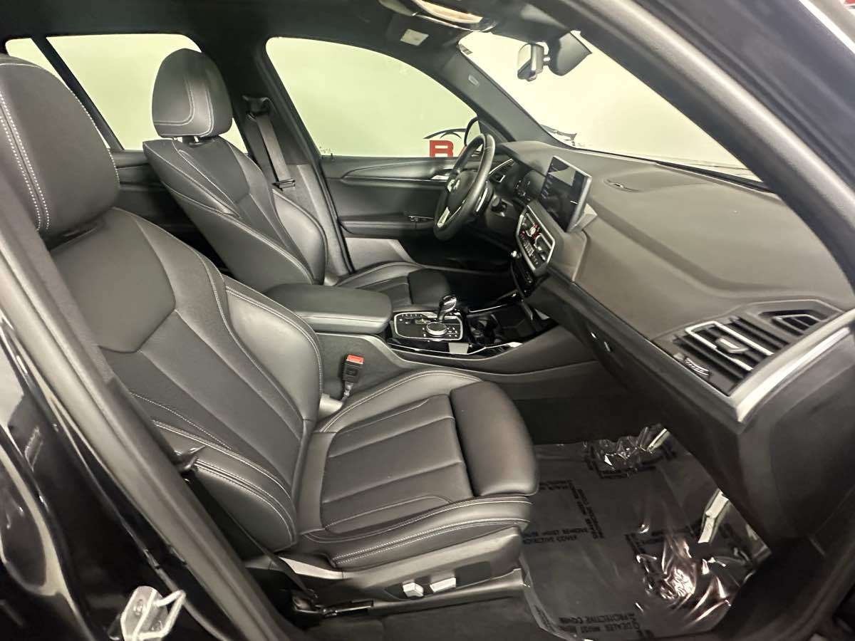 Vehicle image 27 of 49