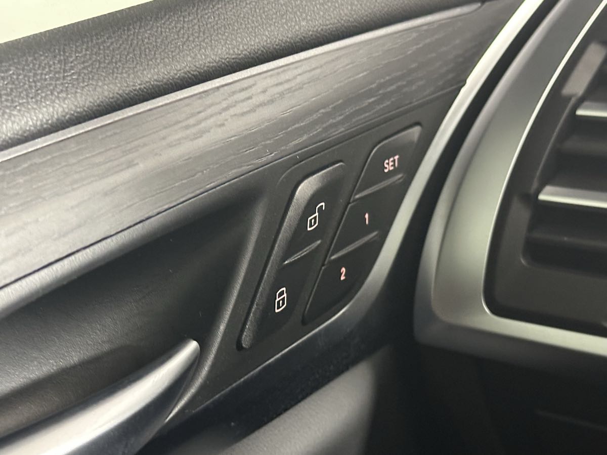 Vehicle image 47 of 49