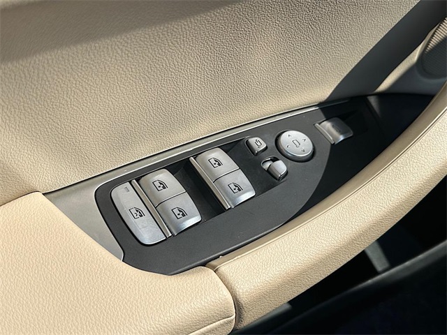 Vehicle image 25 of 27
