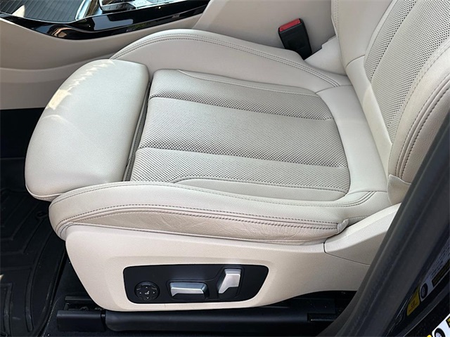 Vehicle image 13 of 27