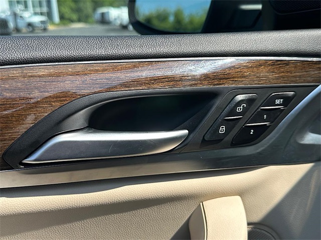 Vehicle image 23 of 27