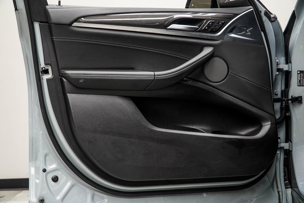 Vehicle image 32 of 41