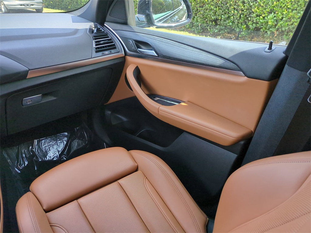 Vehicle image 13 of 32