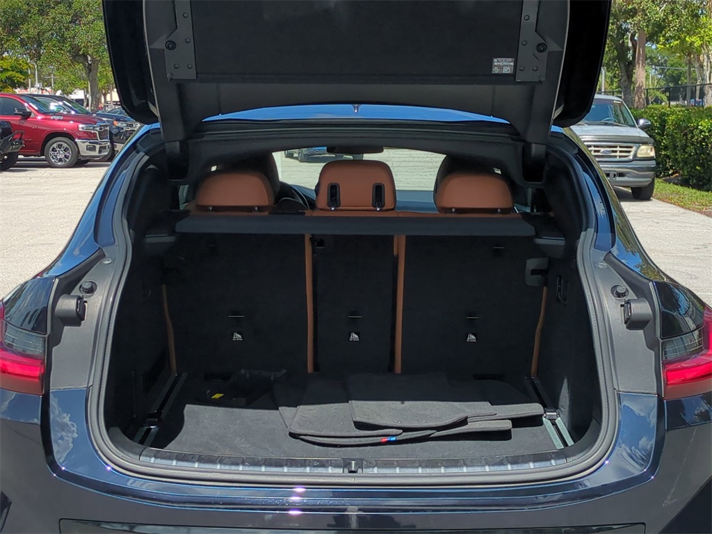 Vehicle image 11 of 32
