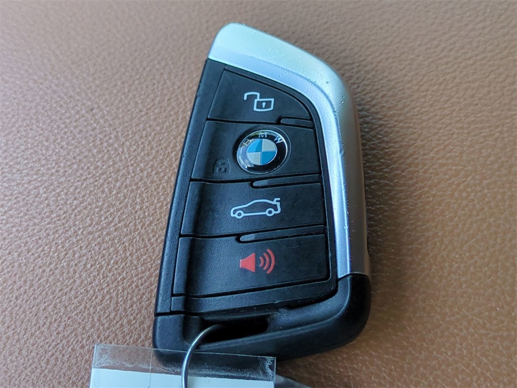 Vehicle image 23 of 32