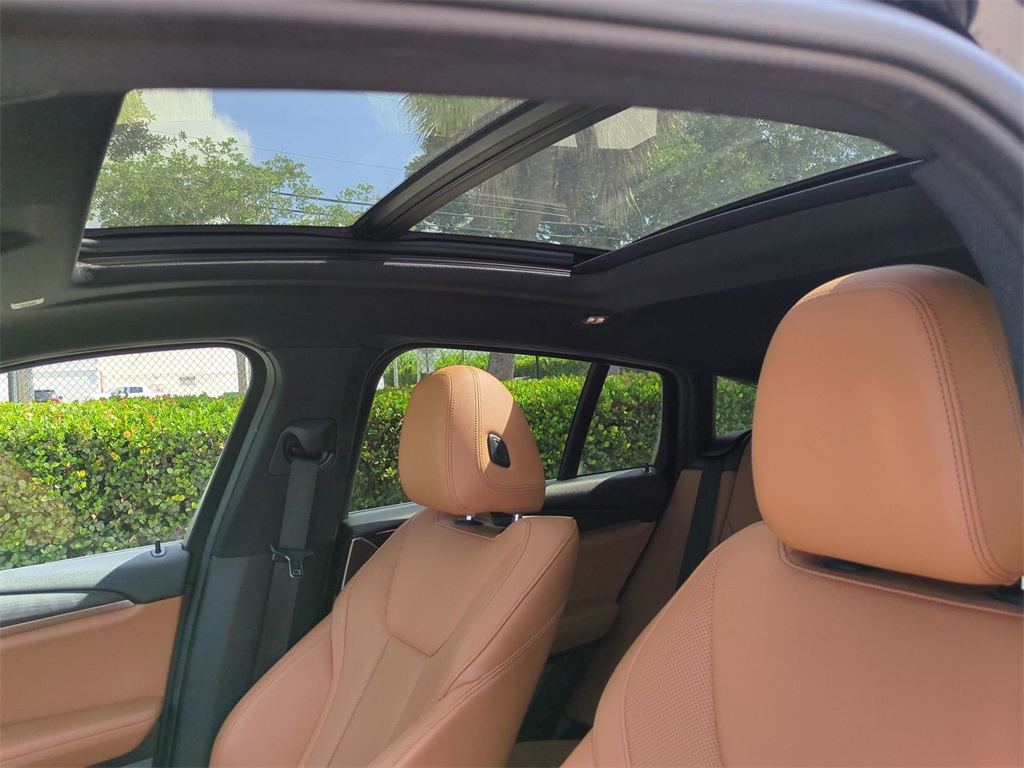 Vehicle image 14 of 32