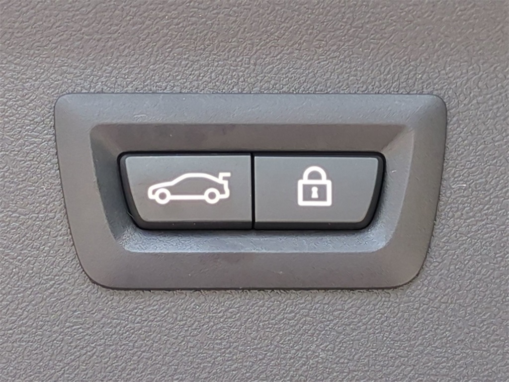 Vehicle image 25 of 32