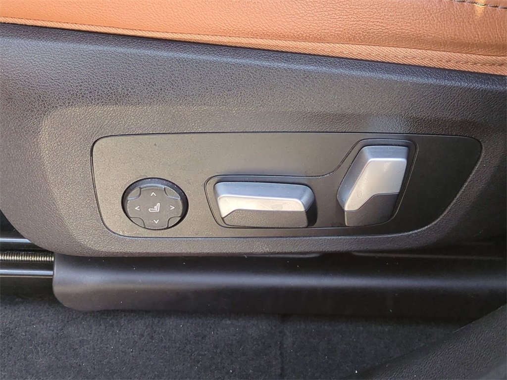 Vehicle image 21 of 32
