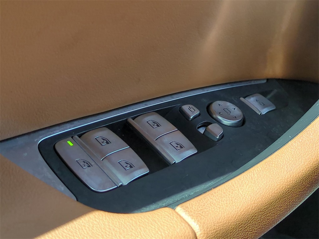 Vehicle image 24 of 32