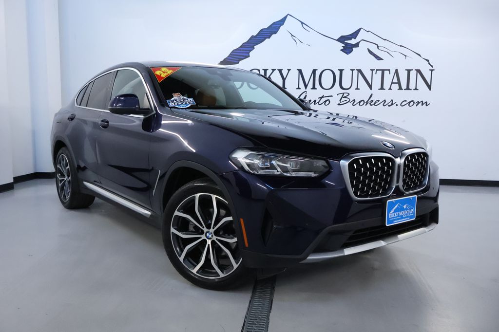 2022 BMW X4 xDrive30i Image 3 of 32