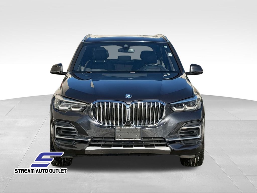 2022 BMW X5 xDrive45e Image 3 of 42