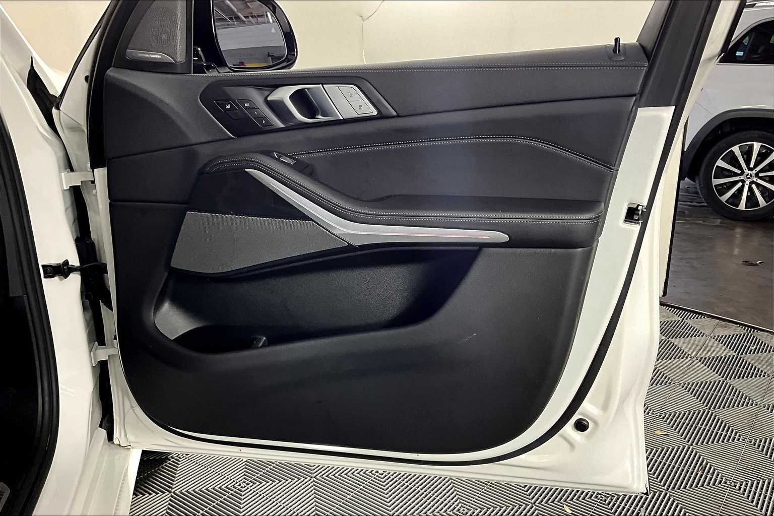Vehicle image 21 of 35