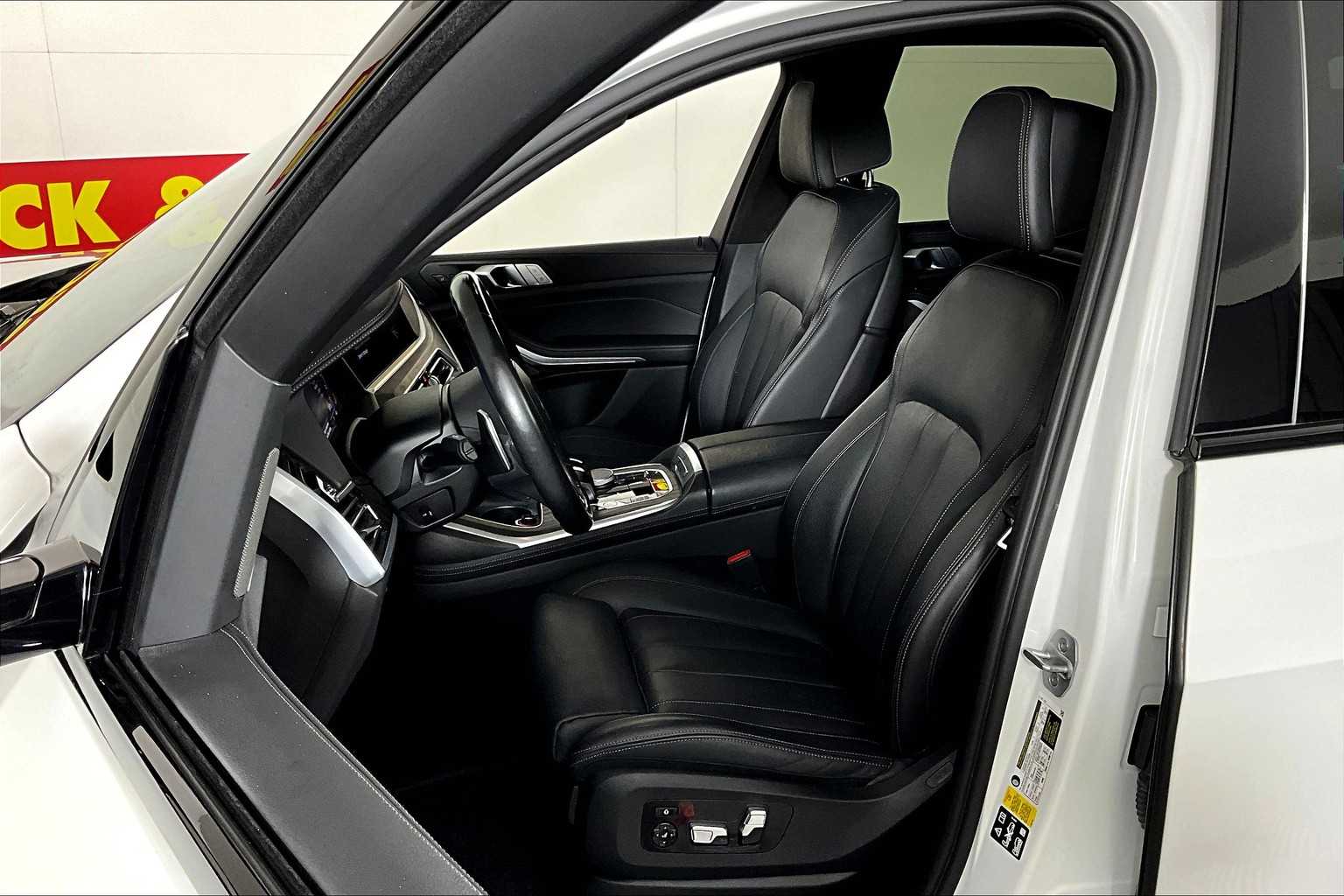 Vehicle image 11 of 35