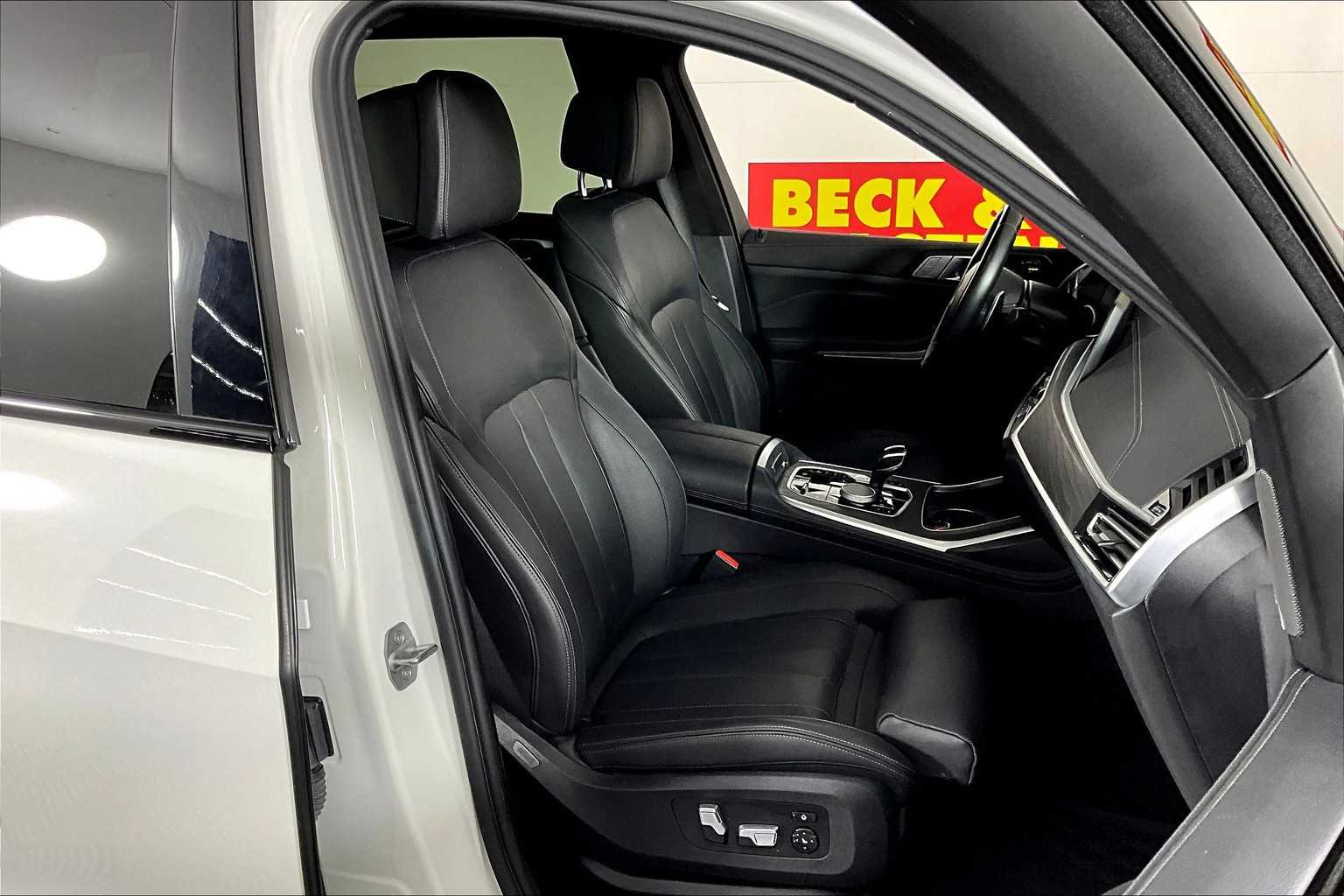 Vehicle image 10 of 35