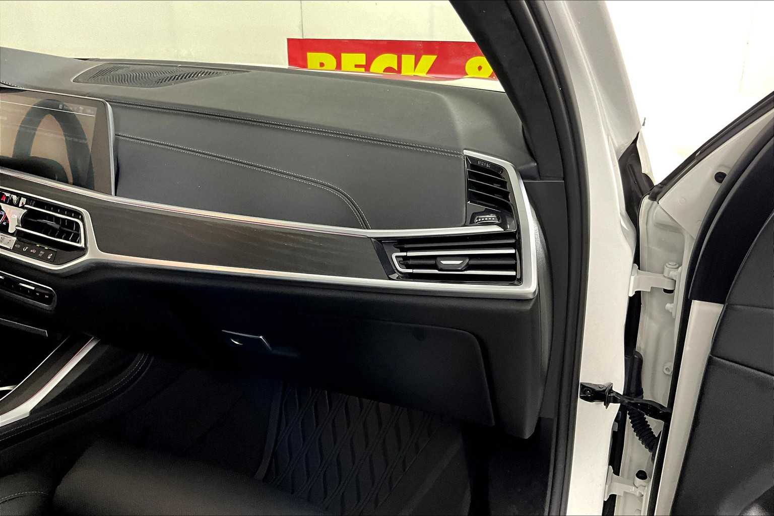Vehicle image 29 of 35