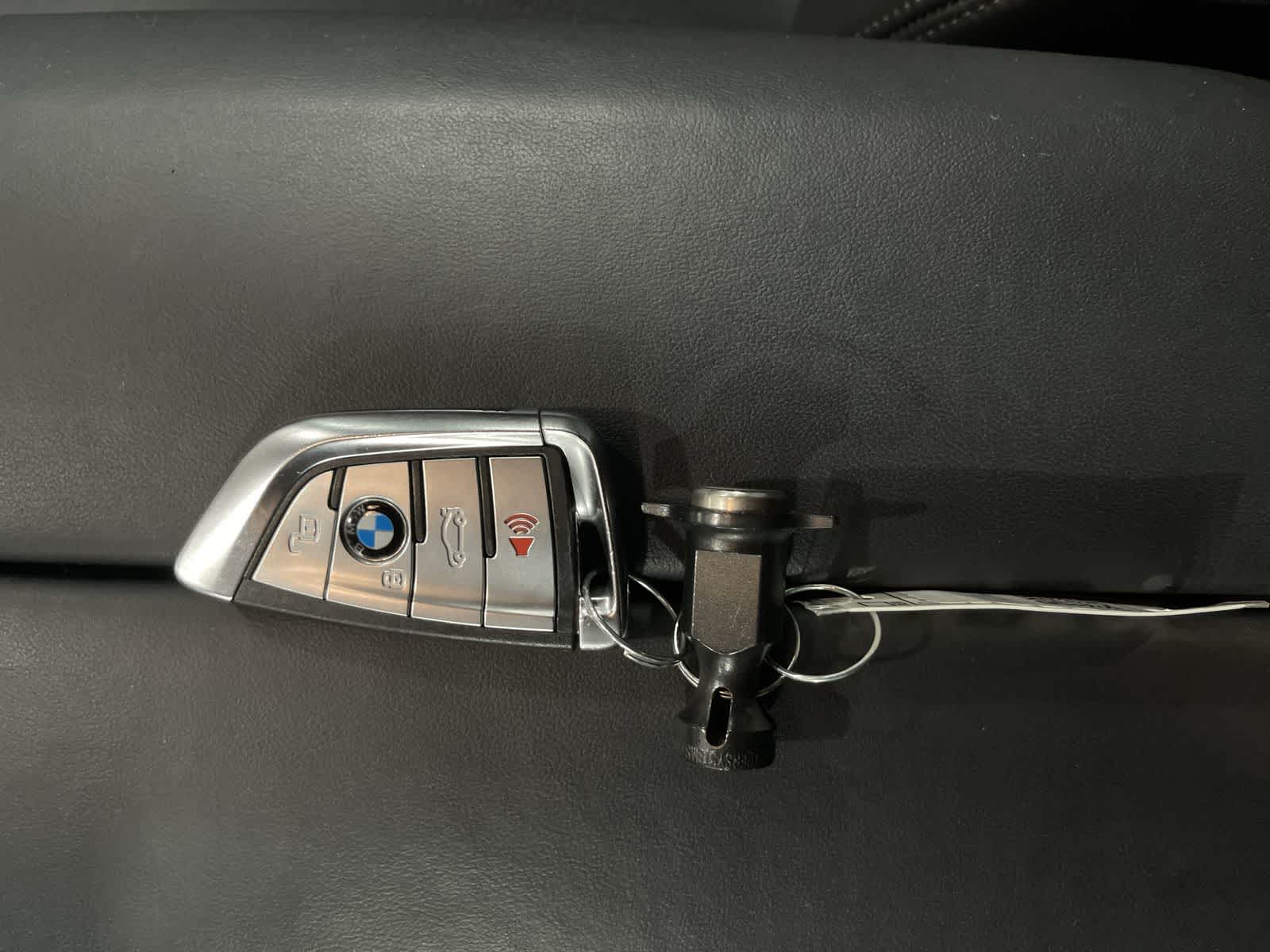 Vehicle image 28 of 33