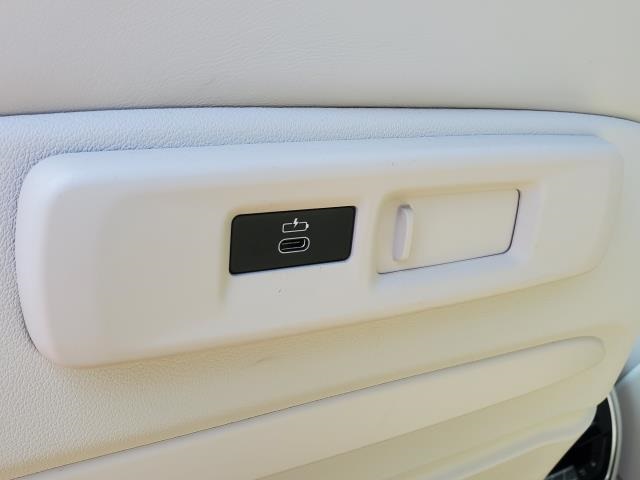 Vehicle image 28 of 33